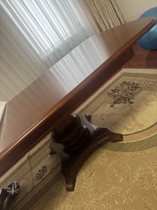 Стол в гостиную . 3.5 м хорошего качества