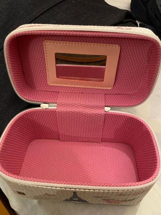 Косметички с зеркалом