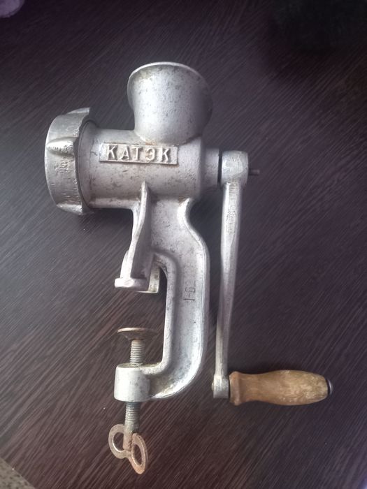 Продам старинную мясорубку.