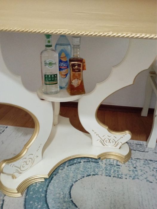 Продается стол для гостиной.