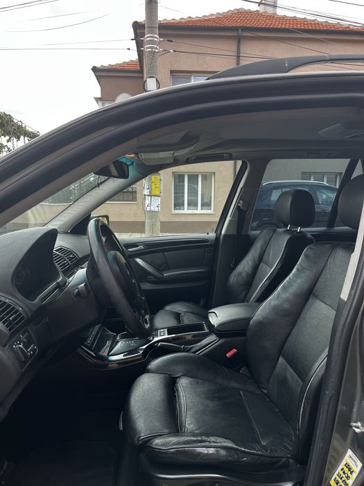 BMW X5 колата е в много добро  състояние за годините си