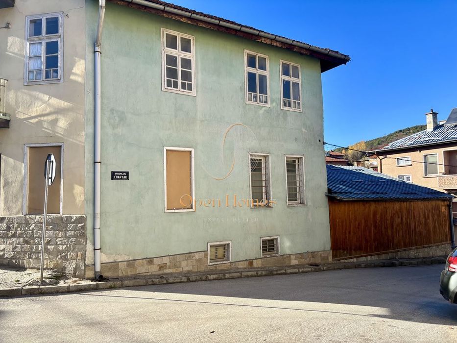 Къща в  на главния път на гр. Батак