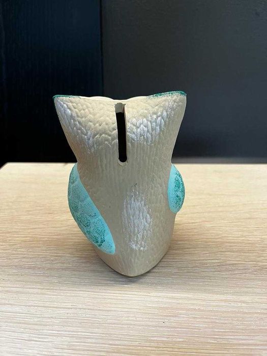 pusculita cu forma de bufnita colorata