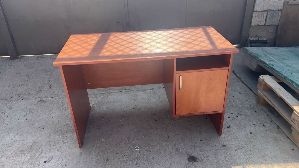 Письменный стол продается, в наличии 2 шт