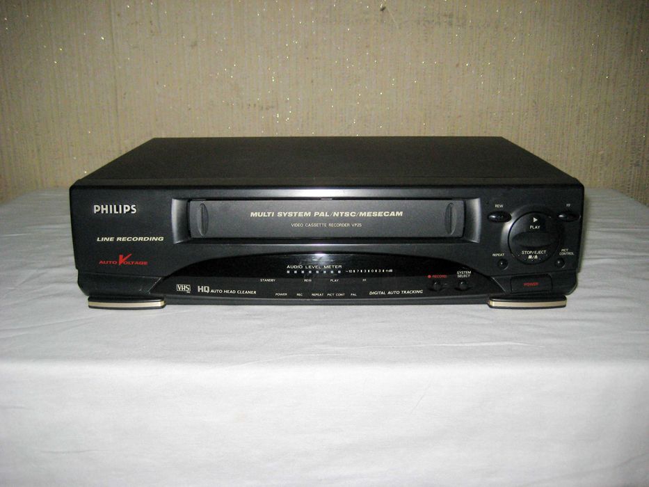 Видео аппарат Philips кассетный  оригинал отличном рабочим состоянии!