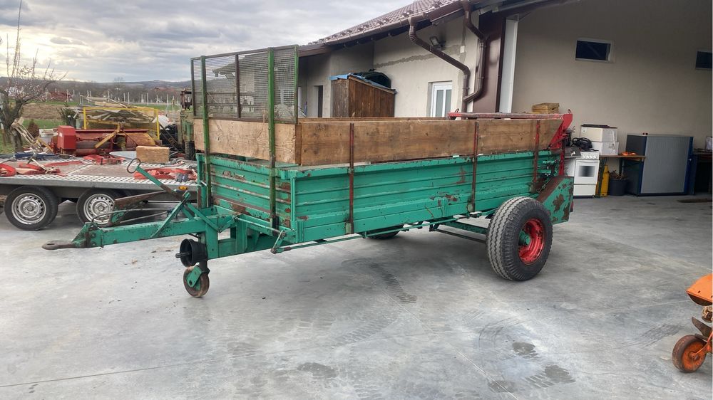 Remorcă de împrăstiat gunoi