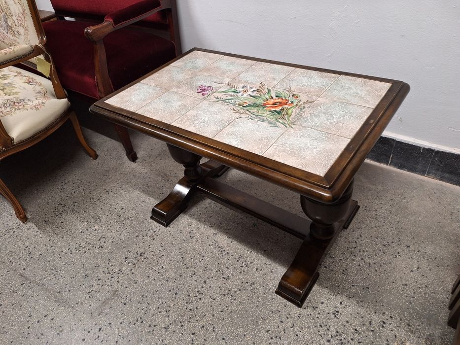 Винтидж маса за всекидневна с плочки