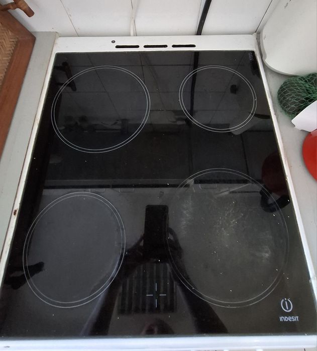 Продавам готварска печка Indesit