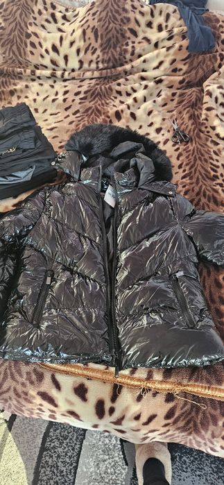 Къса пухенка черна