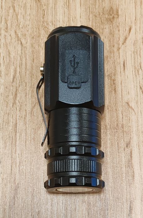 LED компактно фенерче, метално, черно