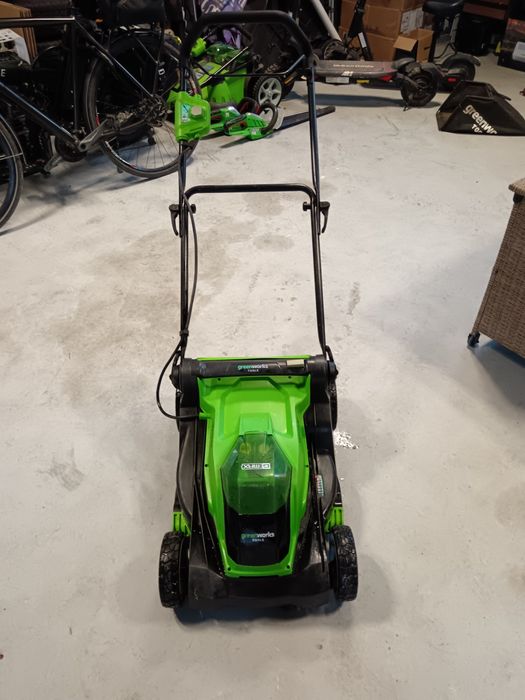 Greenworks tăiat iarba