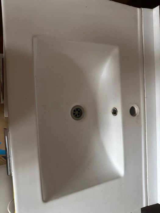 Раковина с тумбой и зеркалом