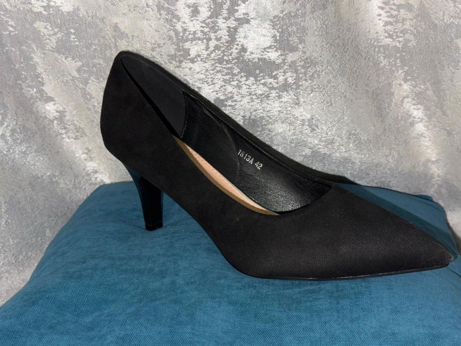 Продам туфли замшевые новые.