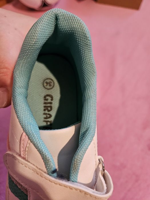 Запазени обувки за момиче