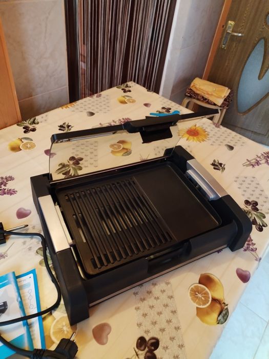 Vând grătar electric marca Starlight 1650w.