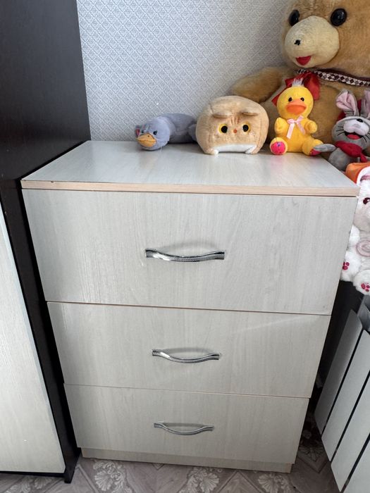 Продам диван, электрокачеля, комод и компьютерный стол б/у