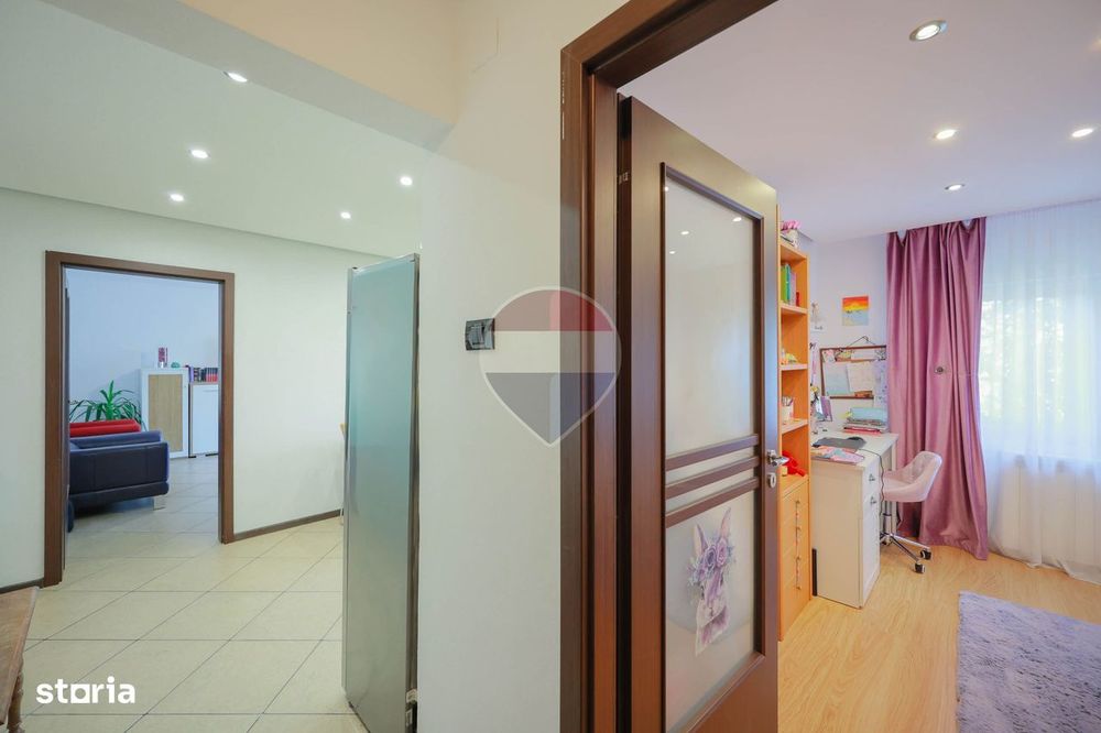 De vânzare apartament cu 4 camere și un loc de parcare, în Rogerius