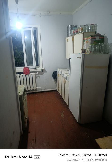 Kvartera qizlar va oyla uch