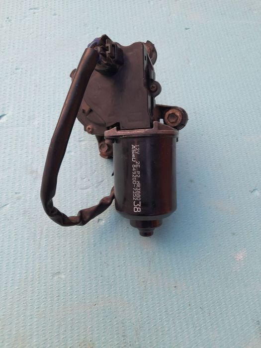 Продавам моторче за предни чистачки на Mitsubishi Pajero 2003 г.