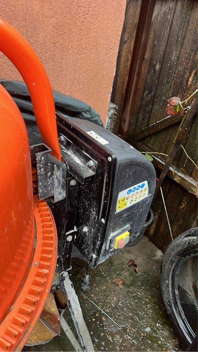 Vand malaxor nou folosit decacat odata