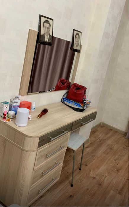 Столик с зеркалом