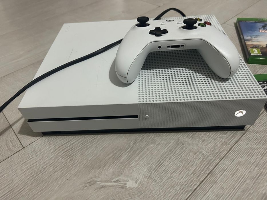 Xbox One S 1 TB + controller
