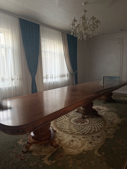 Стол из массива дерева.