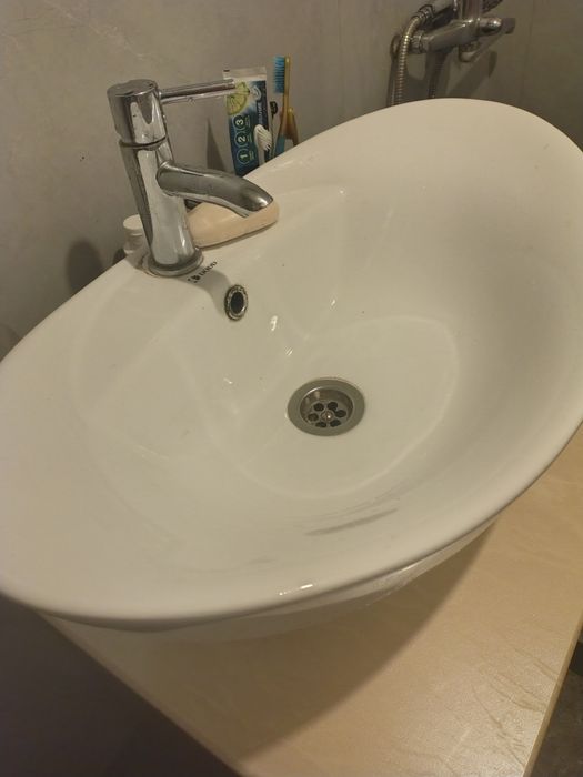 Продам раковину с краном