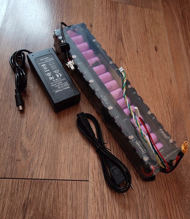 Baterie + încărcător  pentru Xiaomi M365 / Essential / 1S / Mi 3 - Nou