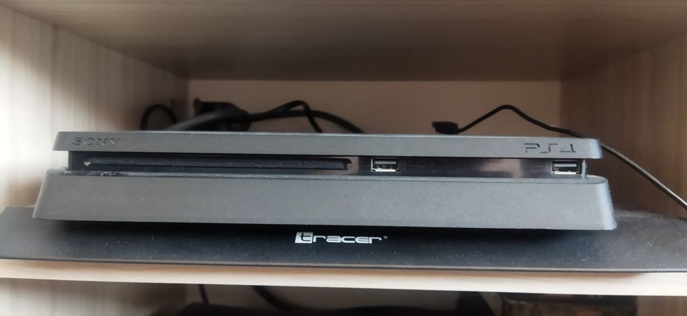 Playstation 4 със 2 геймпада и 3 игри