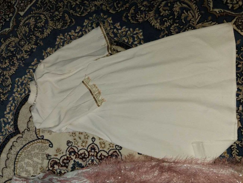 Келин саломлик парли ту́н ичидан кийадигани ва устидан босириладигани