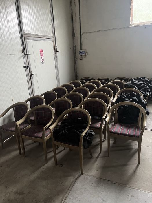 Scaune tapitate din lemn masiv