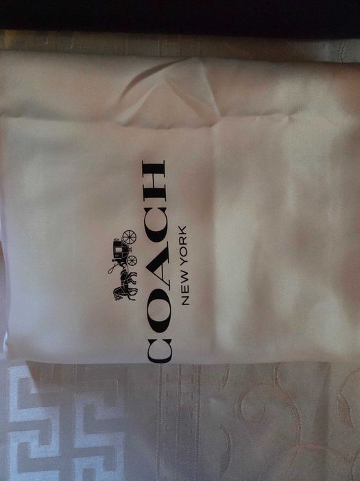 Нова кожена чанта Coach
