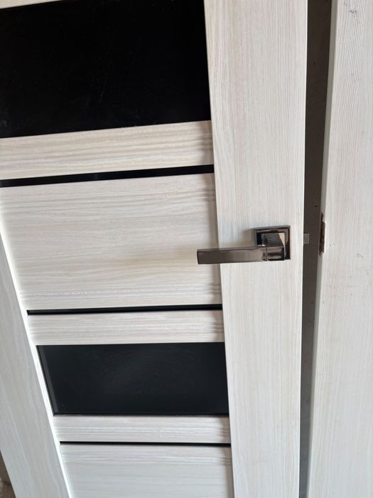 2 двери продаю белые ,срочно