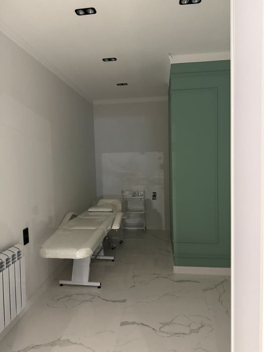 Салон мебеллари сотилади .Кушетка , маникюр стол стул,помошнитса ,