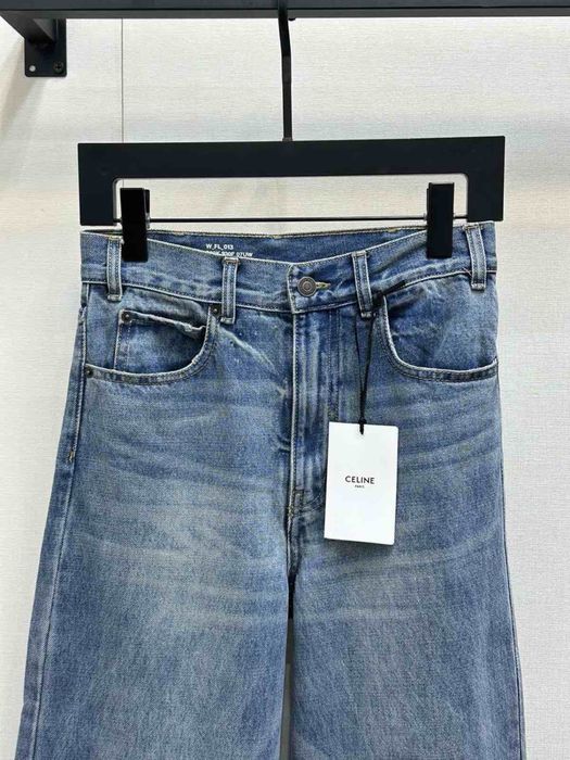 Дънки с надписи.