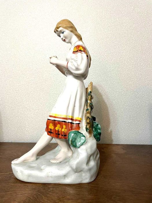 Фарфоровая статуэтка девушка с косой в народном костюме