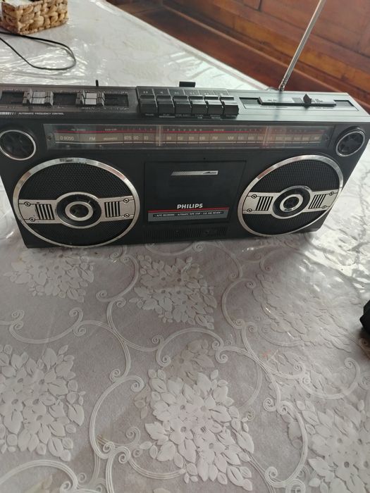 Vând radio casetofon Philips și radioGrunding Music 100 boy