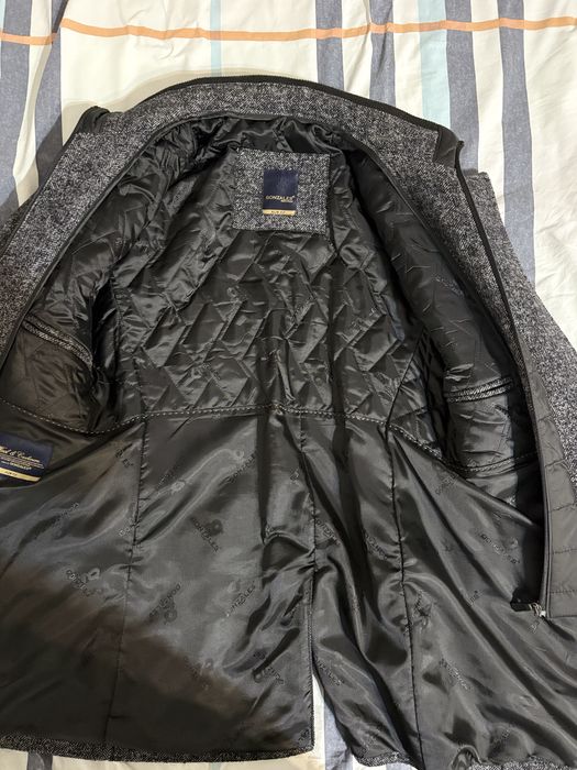 Серое пальто.