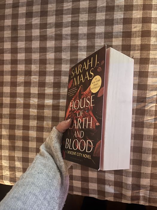 House of Earth and Blood (първа книга от поредицата “Crescent City”)