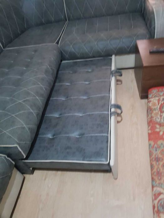 Продаётся диван - уголок для гостиной, с двумя пуфиками и подушками.