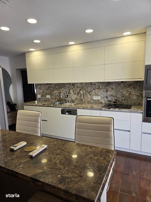 De vanzare Apartament 4 camere, zona Cetate Liceul Sportiv.
