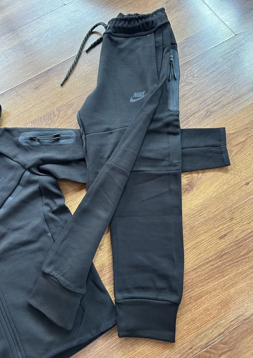 Детски,памучен,черен екип Nike с бродирано лого и активен,заден джоб