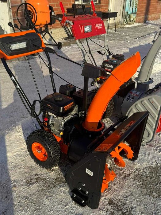 Бензиновый снегоуборщик