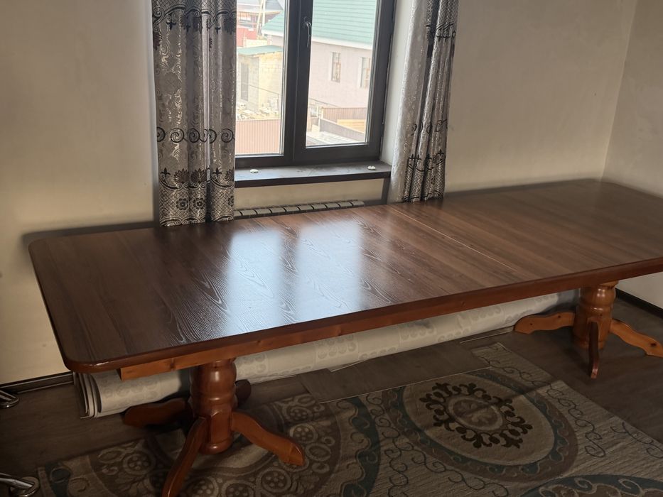 Деревянный стол большой