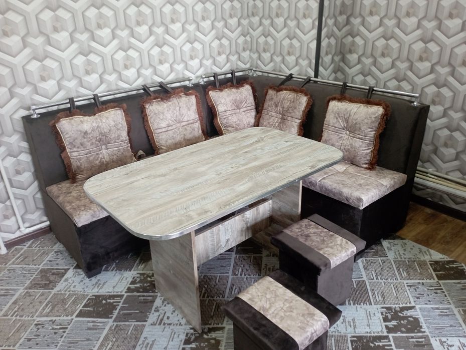 Угалок.+ Стол.+2 дона пуфик.билан