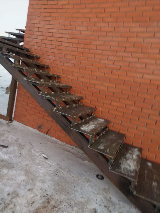 Антресоль .Антресольный этаж. Лестница.