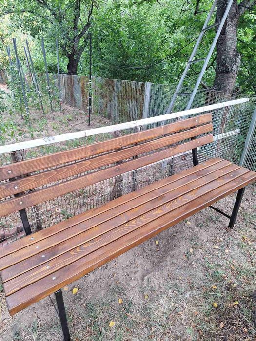 Пейки със метални крачета