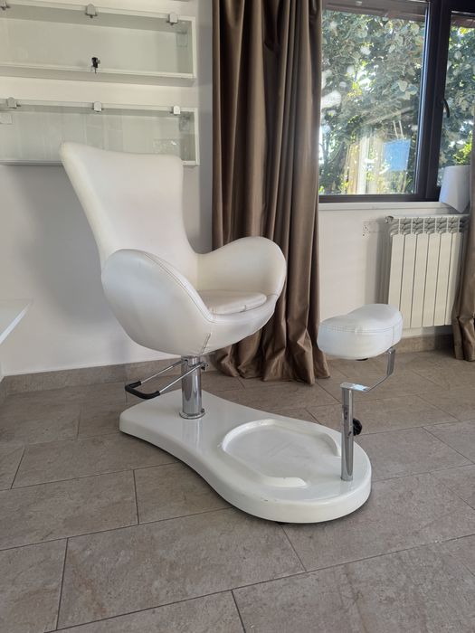 Fotoliu pedichiura si rafturi de sticla