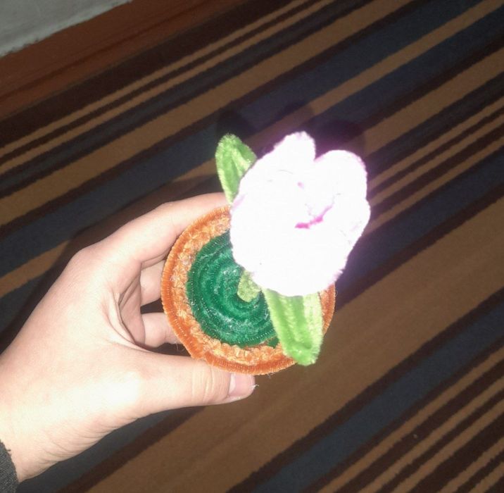 sinel va atlas lentadan yasalagan gullar,qo'l mehnatida